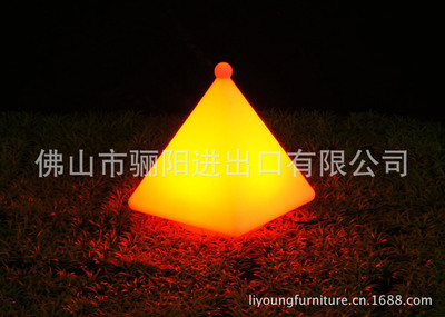 現(xiàn)代簡約定制LED草坪燈 點(diǎn)亮室內(nèi)外空間的多樣色彩